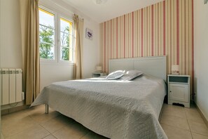 3 habitaciones, tabla de planchar con plancha y cuna de viaje 