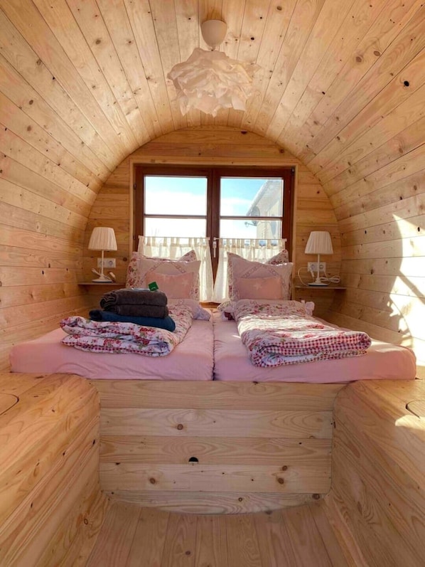 4 Schlafzimmer, Schreibtisch, Bügeleisen/Bügelbrett, Reisekinderbett