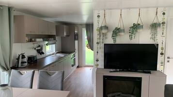Kühlschrank, Mikrowelle, Herdplatte, Wasserkocher mit Kaffee-/Teezubehör