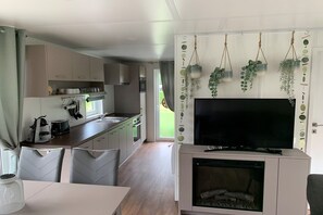 Jääkaappi, mikroaaltouuni, liesi, kahvin-/teenkeitin