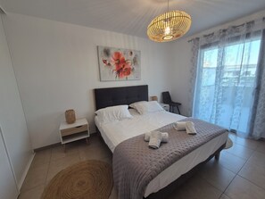 1 slaapkamer, een strijkplank/strijkijzer, reisbedje, gratis wifi