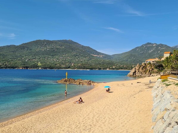 على الشاطئ، كراسي للتشمس