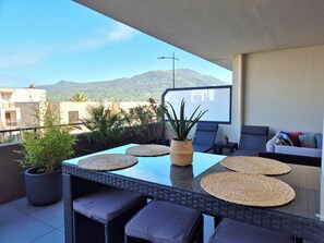 تناول الطعام بالخارج