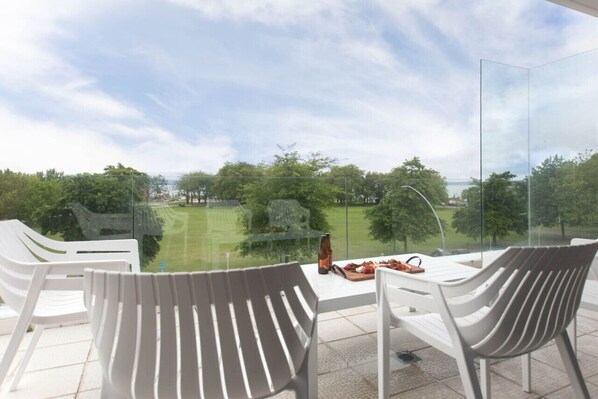 Outdoor dining - Lakeside Loft Rotorua (Rotorua)