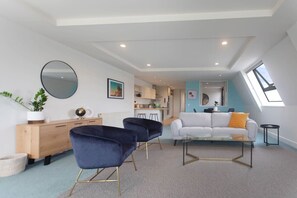 Smart TV, books - Lakeside Loft Rotorua (Rotorua)