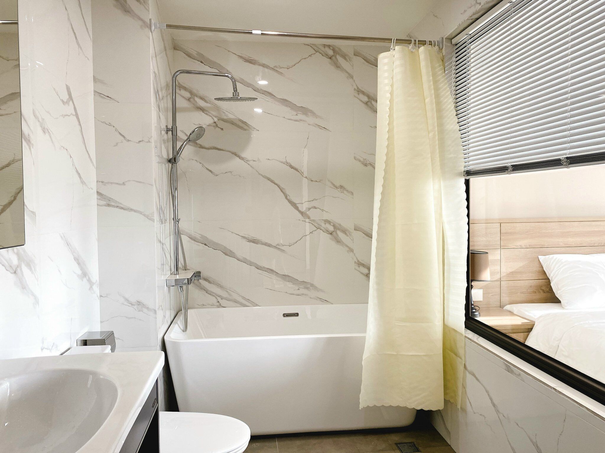 Une salle de bain moderne équipée d’une baignoire, d’une douche et de toilettes.