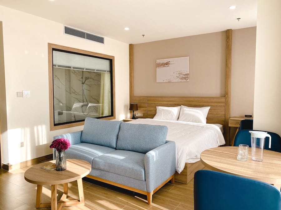 Deluxe kamer, 1 kingsize bed | 1 slaapkamer, een minibar, een kluis op de kamer, een bureau