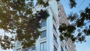 Un immeuble à plusieurs étages, sur lequel on peut voir une grande enseigne « OCB », un distributeur automatique de billets et un escalier menant à l’entrée.