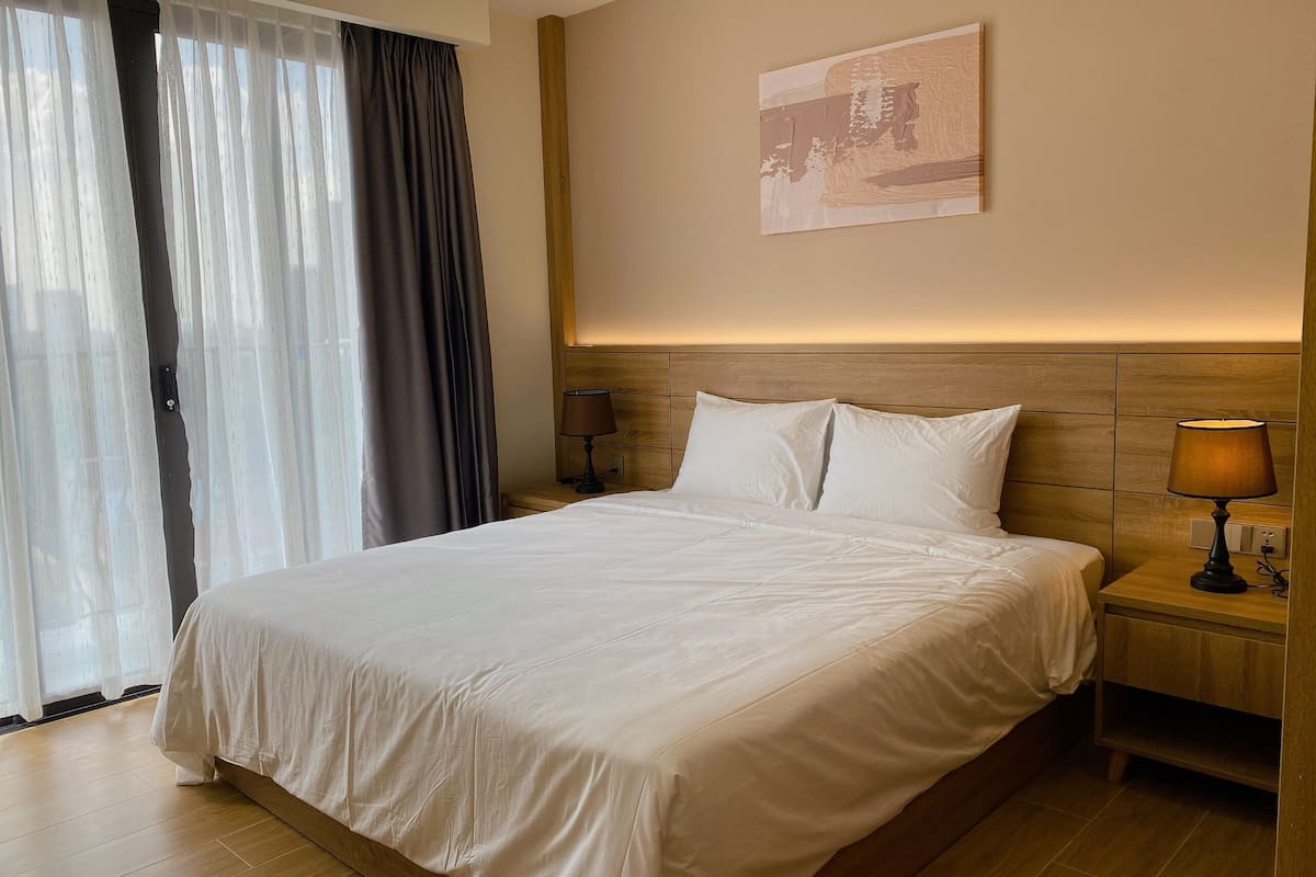 Panorama appartement, 1 slaapkamer, balkon, uitzicht op stad | 1 slaapkamer, een minibar, een kluis op de kamer, een bureau