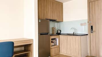 Microwave, electric kettle, rice cooker, cookware/dishes/utensils