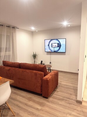 TV - Cosy apartment (Cormelles-le-Royal)