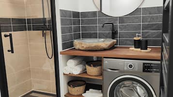 Dusche, Handtücher, Toilettenpapier