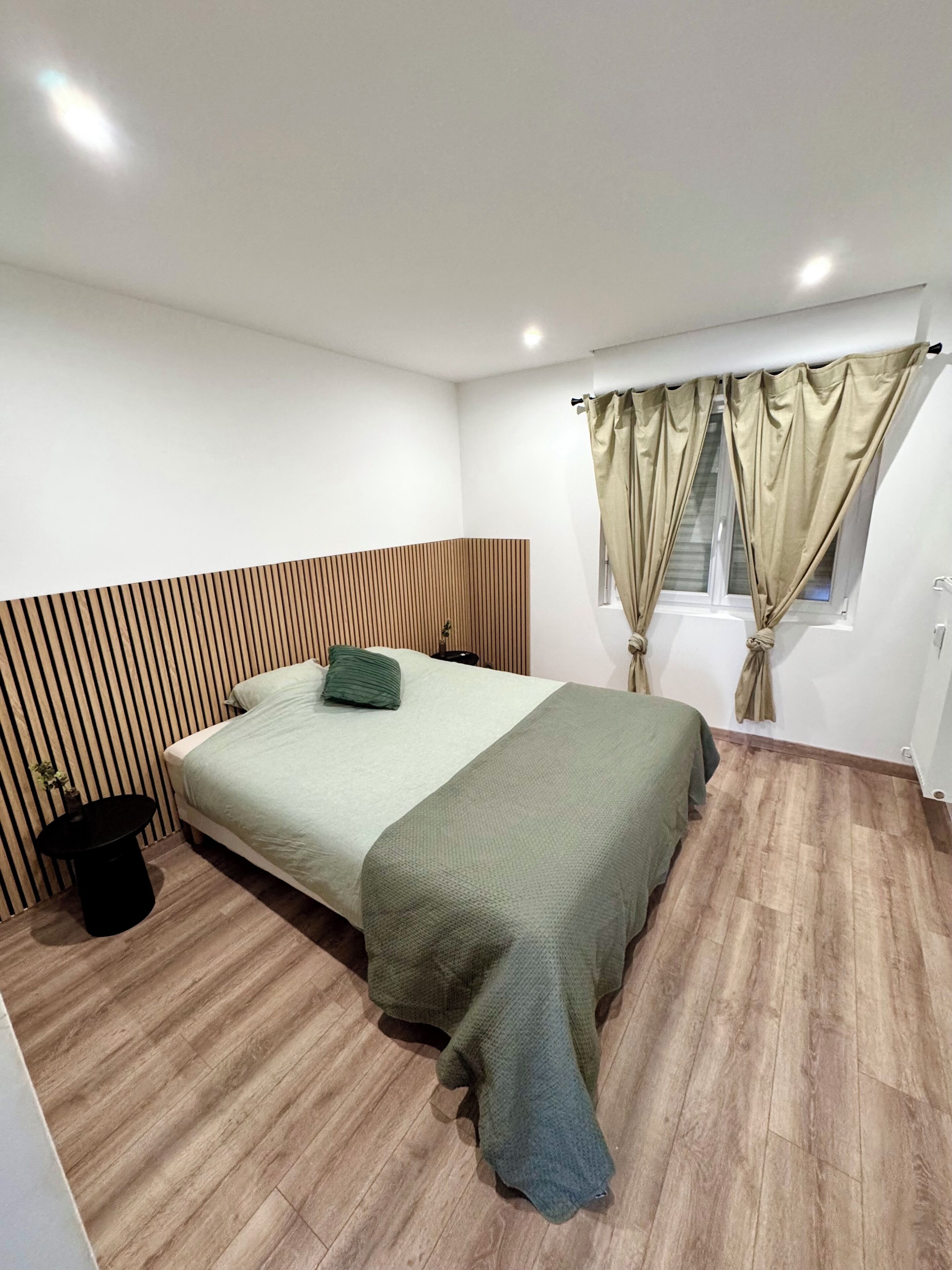 1 habitación, cuna de viaje y ropa de cama 