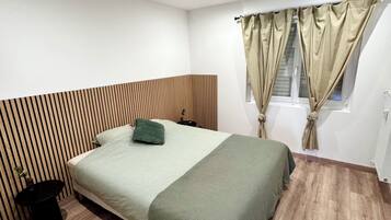 1 bedroom, travel crib, bed sheets