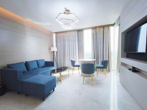 Luxury-Zimmer | Wohnbereich | 43-Zoll-LED-Fernseher mit Satellitenempfang, Fernseher