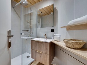 Slippers, towels