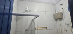Basic Suite | Bathroom | Shower, rainfall showerhead - Hospedagem Central - Aluguel Economico (Cabo Frio)