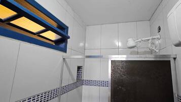 Suite | Baño | Regadera y regadera tipo lluvia