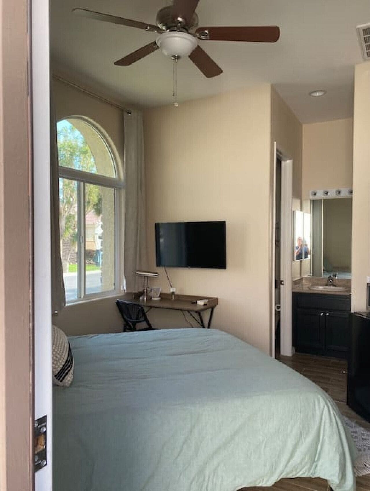 1 bedroom, desk, WiFi, bed sheets