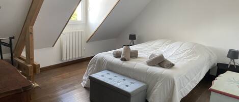 3 chambres, bureau, fer et planche à repasser, Wi-Fi gratuit