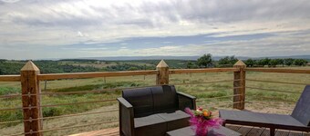 Luxury cottage with spa, sauna, and pool, pets allowed