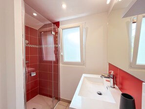 Bathroom - Charming Cottage Near Beauval Zoo & Loire Castles - Private Courtyard & Bike Access (La Vernelle)