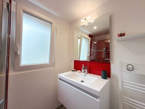 Bathroom - Charming Cottage Near Beauval Zoo & Loire Castles - Private Courtyard & Bike Access (La Vernelle)