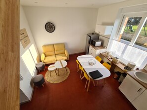 Living area - Charming Cottage Near Beauval Zoo & Loire Castles - Private Courtyard & Bike Access (La Vernelle)