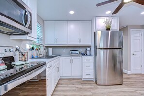 Refrigerador, microondas, horno y parrilla de estufa 