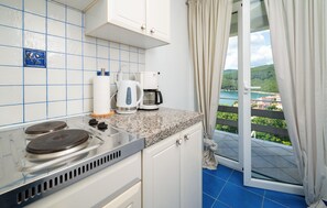 Refrigerador, microondas, parrilla de estufa y cafetera y tetera 