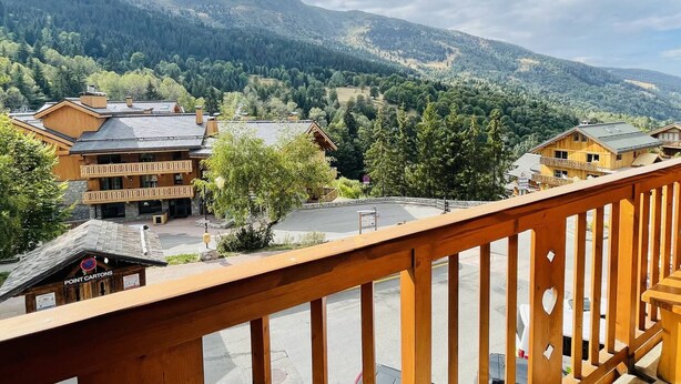 A mountain lodge with a wooden balcony overlooking a valley. - Savoyard duplex for 6 in Méribel center with wifi (Méribel)