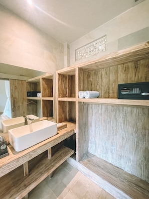 Habitación Deluxe doble | Baño | Ducha y cabezal de ducha tipo lluvia