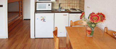 Réfrigérateur, micro-ondes, four, lave-vaisselle