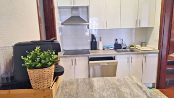 Jääkaappi, mikroaaltouuni, uuni, liesi