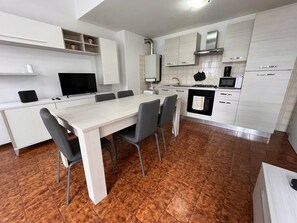 Fridge, microwave, oven, stovetop - Apartment with garden in Udine (Udine)