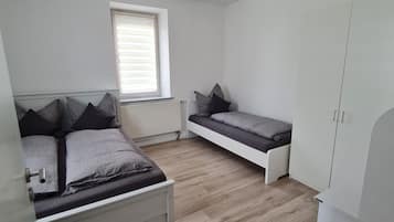 3 Schlafzimmer, Schreibtisch, Reisekinderbett, kostenloses WLAN