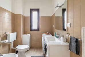 Dutxa, assecador de cabells, bidet i tovalloles