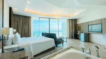 Panoramic Suite | Egyptian cotton sheets, premium bedding, down duvets, pillow-top beds