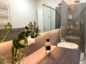 Dusche, Haartrockner, Bidet, Handtücher