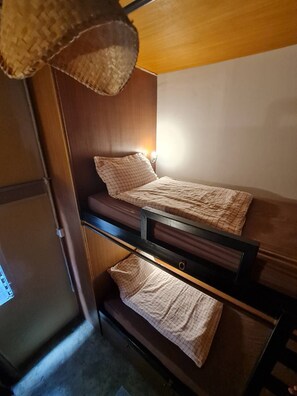 基本共用宿舍 | 免費無線上網、床單