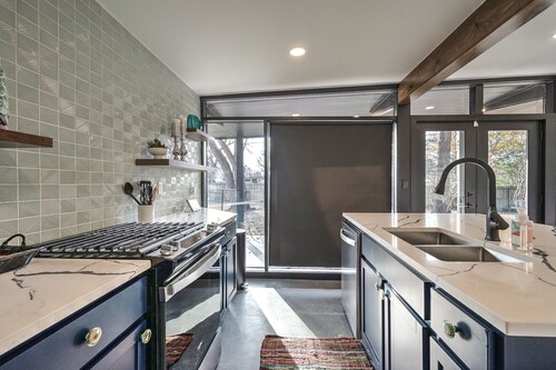 Mid town tulsa Loveshack! Conveniently located near downtown, tulsa fairgrounds 