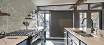 Mid town tulsa Loveshack! Conveniently located near downtown, tulsa fairgrounds 