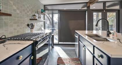 Mid town tulsa Loveshack! Conveniently located near downtown, tulsa fairgrounds