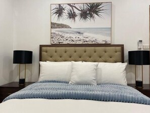 4 bedrooms, iron/ironing board, WiFi, bed sheets