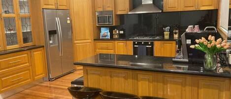 Frigorífico, microondas, horno y placa de cocina