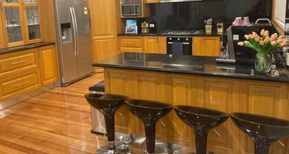 Style/Comfort/Spacious 4 Bedroom House plus study