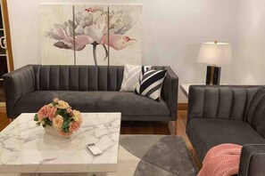 TV - Style/Comfort/Spacious 4 Bedroom House plus study (Glenroy)