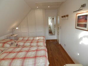 3 bedrooms, in-room safe, iron/ironing board, travel crib