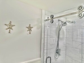 Douche, sèche-cheveux, serviettes fournies