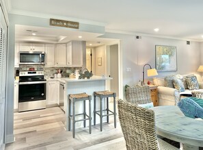 冷蔵庫、電子レンジ、オーブン、コンロ